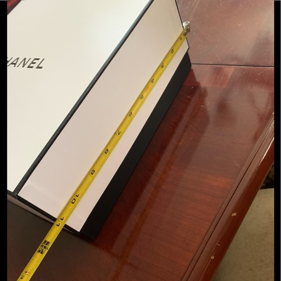 - Large Chanel box - Picture 5 of 7